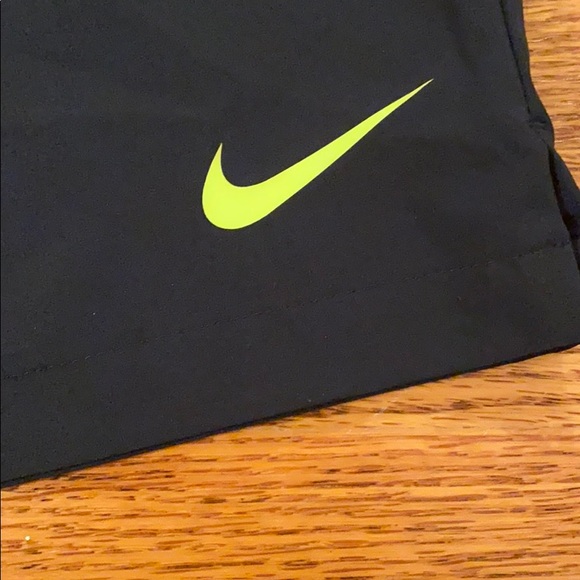 Nike women’s Tour Performance Bermuda golf shorts black with neon trim size 2 - Picture 4 of 8